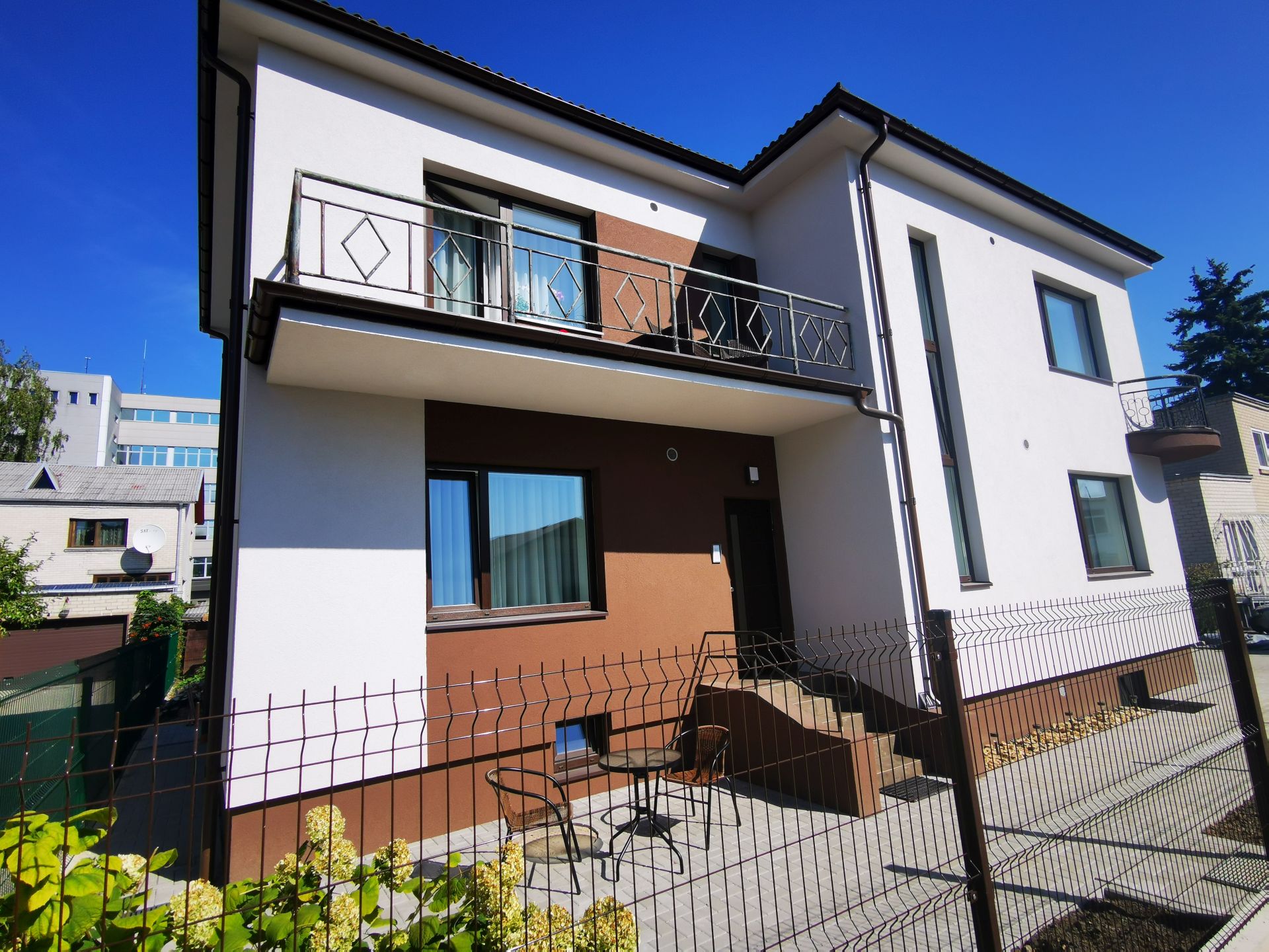 4-Apartment Airbnb house